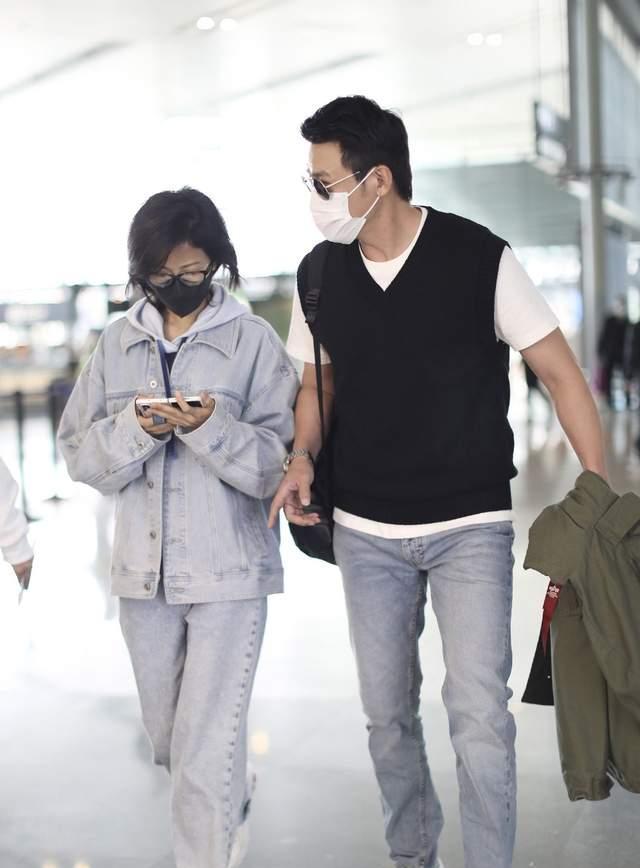 鲍蕾|陆毅鲍蕾现身机场，夫妻边走边聊，堪称幸福的一对