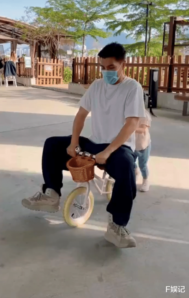 陈展鹏|陈展鹏分享一家三口的温馨日常 太太给他们父女俩拍各种温馨合照