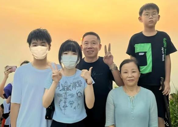 孙悦|孙悦把父亲寻子经历写成书,《回家》插图惹人泪目,预售销量破万