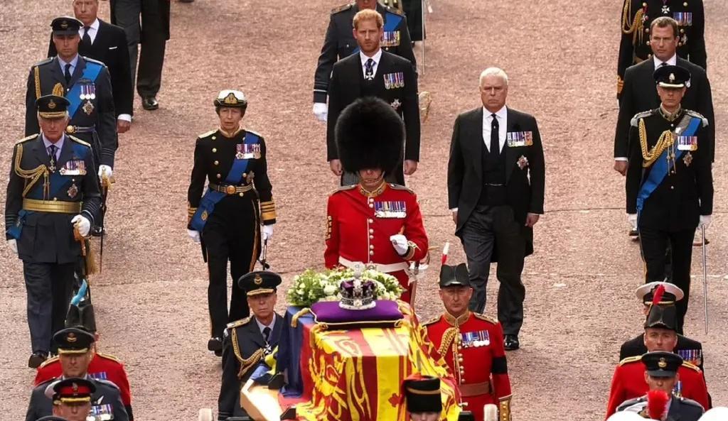 英国女王葬礼高度戒备:特种兵警戒,狙击手埋伏,葬礼或有恐袭?
