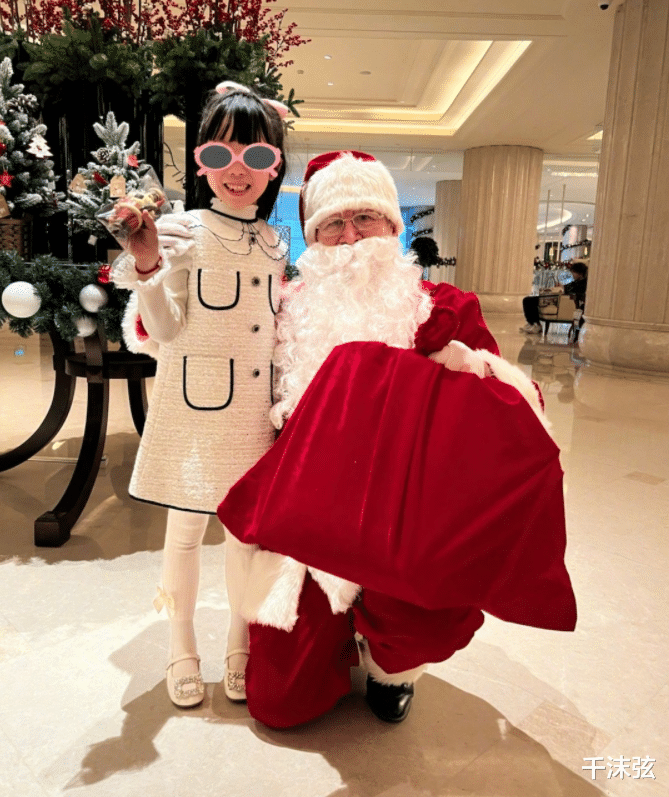 徐悲鸿|伊能静带女儿约会迎圣诞！住高档公主套房，6岁小米粒长得像哥哥