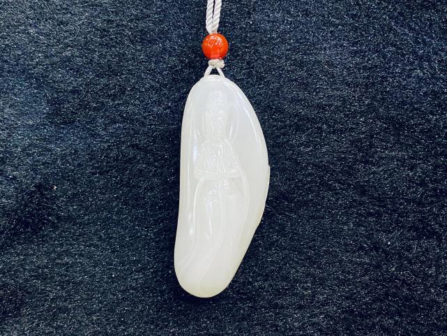 雕刻|正反两重天！和田玉籽料“菩萨”，鱼与熊掌的取舍！