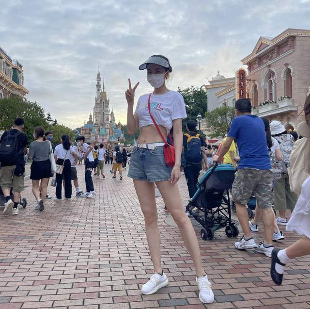 陈岚|41岁熊黛林为富豪老公庆生，家中内景显简陋，双胞胎女儿像极爸爸