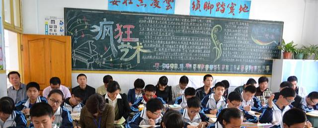 化妆品 中学生“标准发型”火了，男生剪完阳光帅气，女生哭着不要剪这种