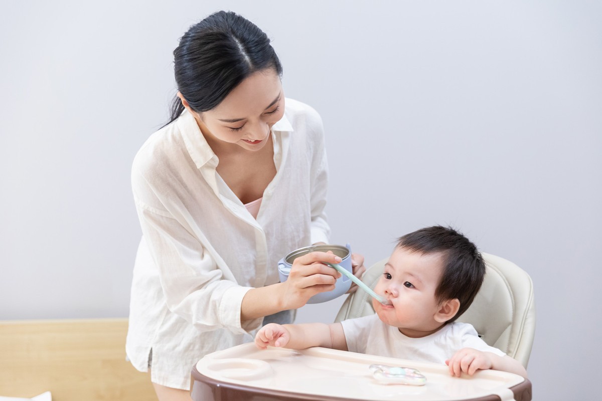 宝宝因每天用的餐具甲醛中毒,家长要注意,挑选餐具时擦亮眼睛