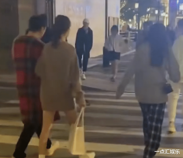 王思聪|王思聪4天换2女友，外套都没来得及换，网友：铁打的规律