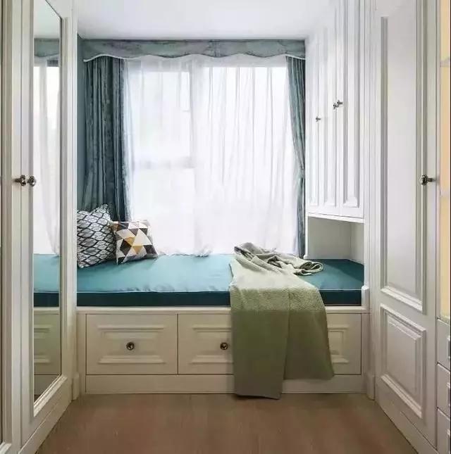 你家飘窗还在摆放无用的东西?这样设计,等于多出半个房间!