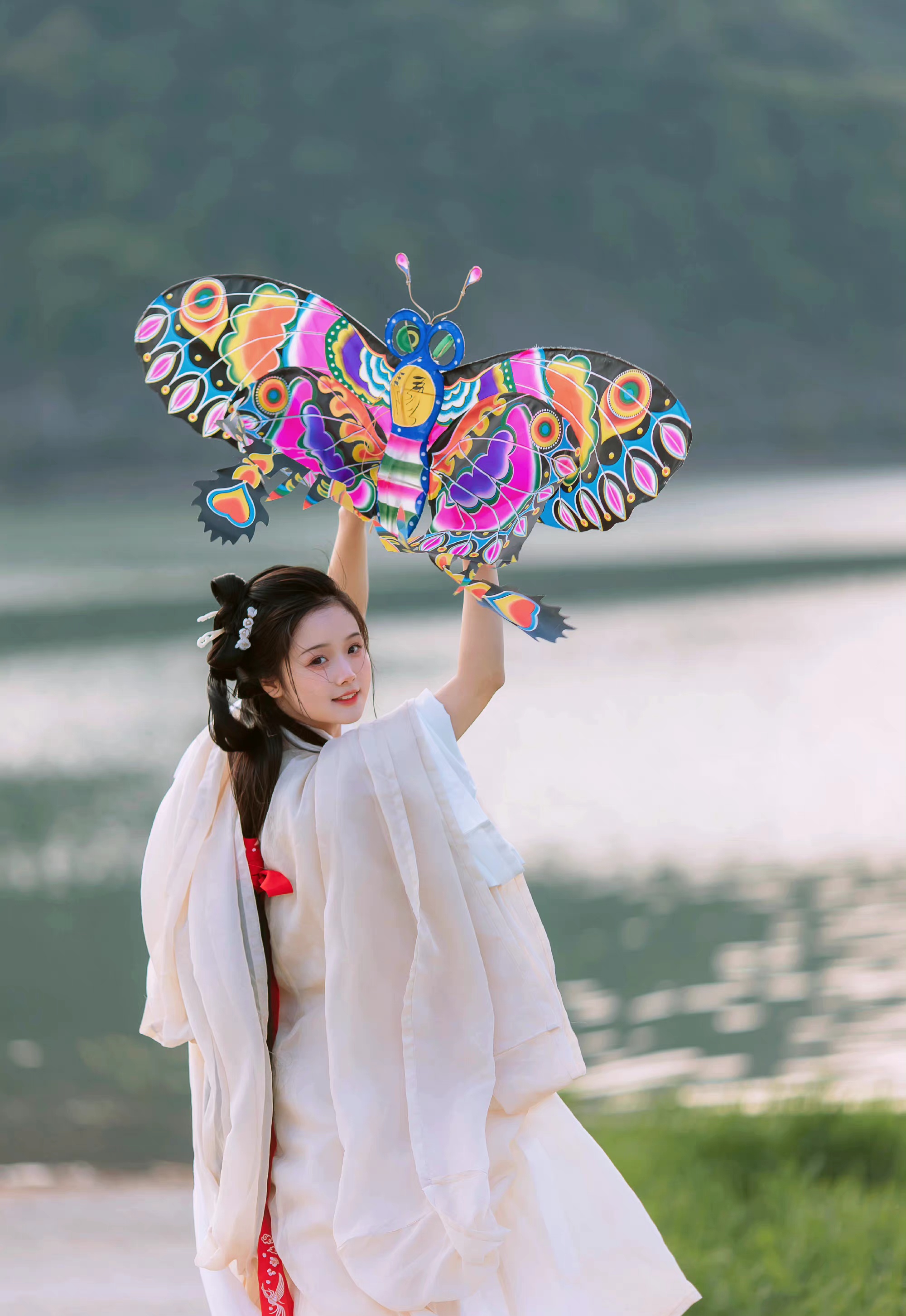 放纸鸢的美丽婉约古典女孩