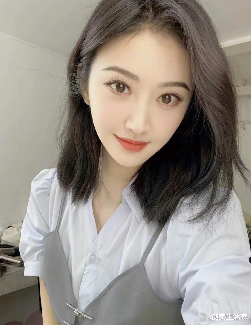 衬衫 景甜晒兰花怼脸自拍，穿蓝灰假两件衬衫配齐肩短发，温柔又显活力