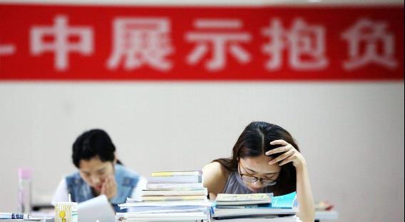 关晓彤|关晓彤考编成功上岸，鹿晗报考三次均落榜，铁饭碗同样受明星欢迎