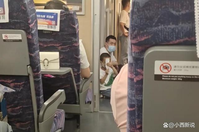 女子坐动车抱了一程没座位的小孩,网友羡慕:我也才5岁零204个月
