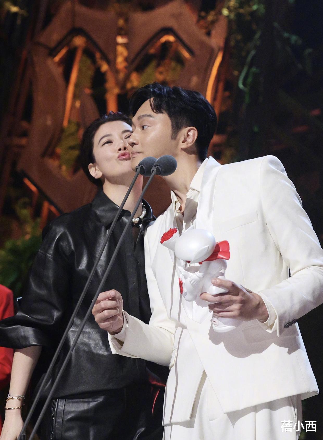 袁咏仪|袁咏仪张智霖不愧是“神仙眷侣”,穿牛仔外套走机场,低调又大气