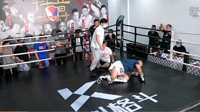 太极|太极雷雷重出江湖却武功骤降！惨遭网红拳手3次击倒，体力是硬伤