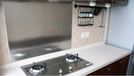 终于发现，厨房墙面不贴砖也可以这样美！