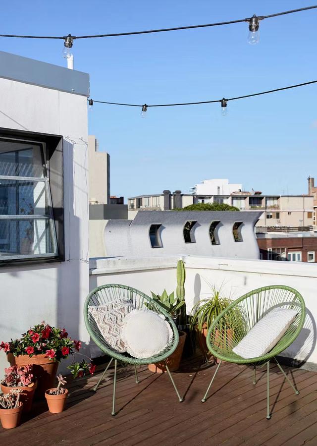 甜美女孩的顶楼住所,小而美还很敞亮,露台聚会聊天不要太惬意