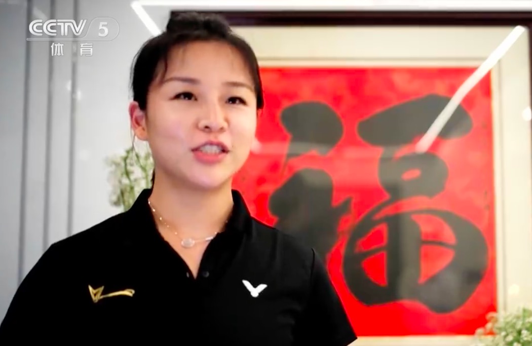 国羽|世界冠军露面变化大！退役3年后回国羽任教，笑眼弯弯夸赞陈雨菲