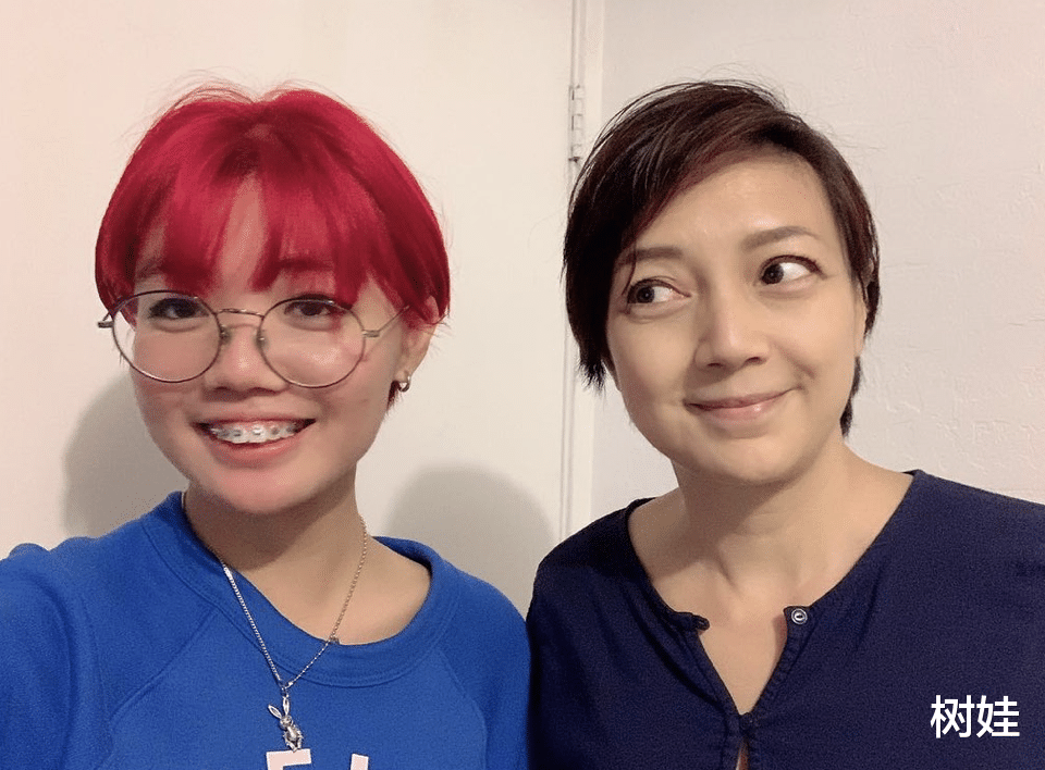 杨婉仪|港姐杨婉仪为女儿庆生，17岁女儿晒与女友合照，恋情已获家人认可
