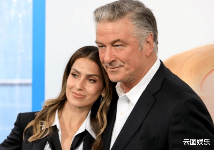 预产期|63岁男星亚历克第8度当爸!小26岁二婚娇妻晒全家福,宣布怀7胎