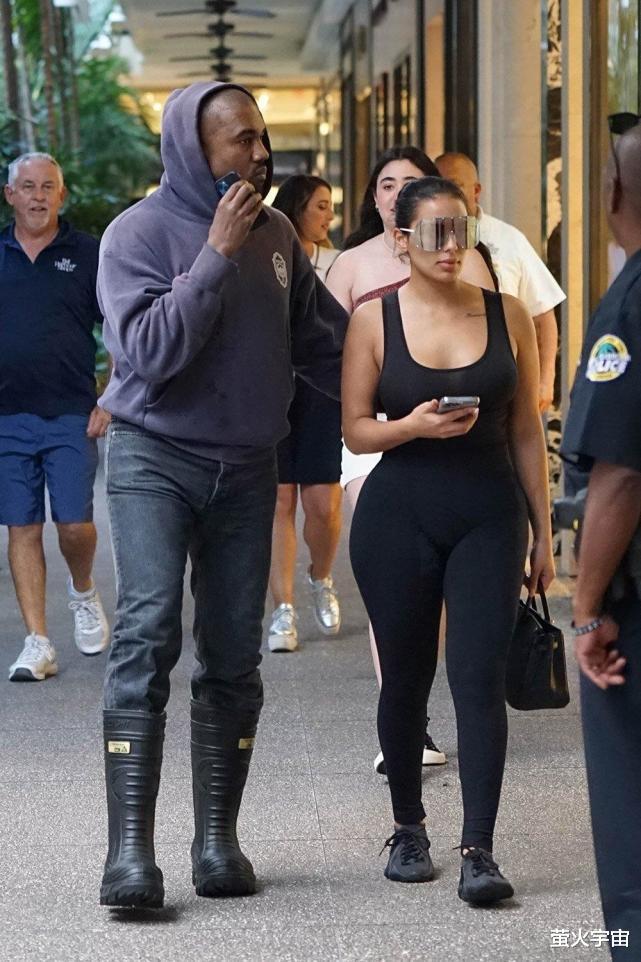 王子文|金·卡戴珊一合法单身，立即删除坎耶姓氏，她好嫌弃时尚达人坎耶