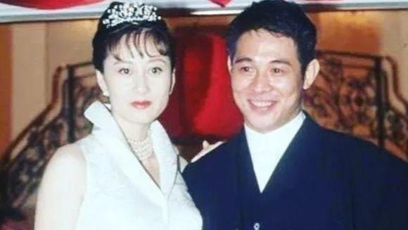 李连杰|李连杰抛弃糠糟之妻，却去选择了利智