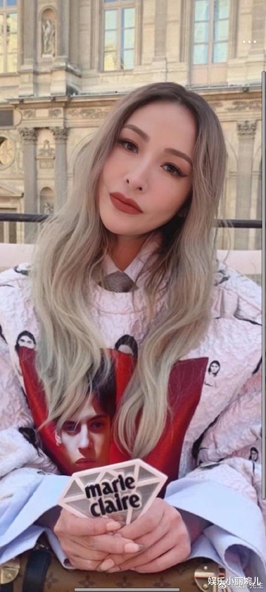 萧亚轩|43岁萧亚轩现身巴黎时装周，跛脚拄拐杖五官又变了