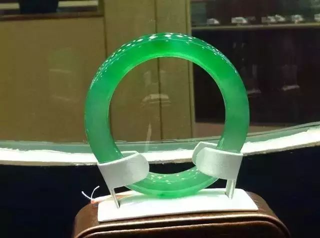 翡翠|4000万入手翡翠赌石切开涨20亿被哄抢!!!