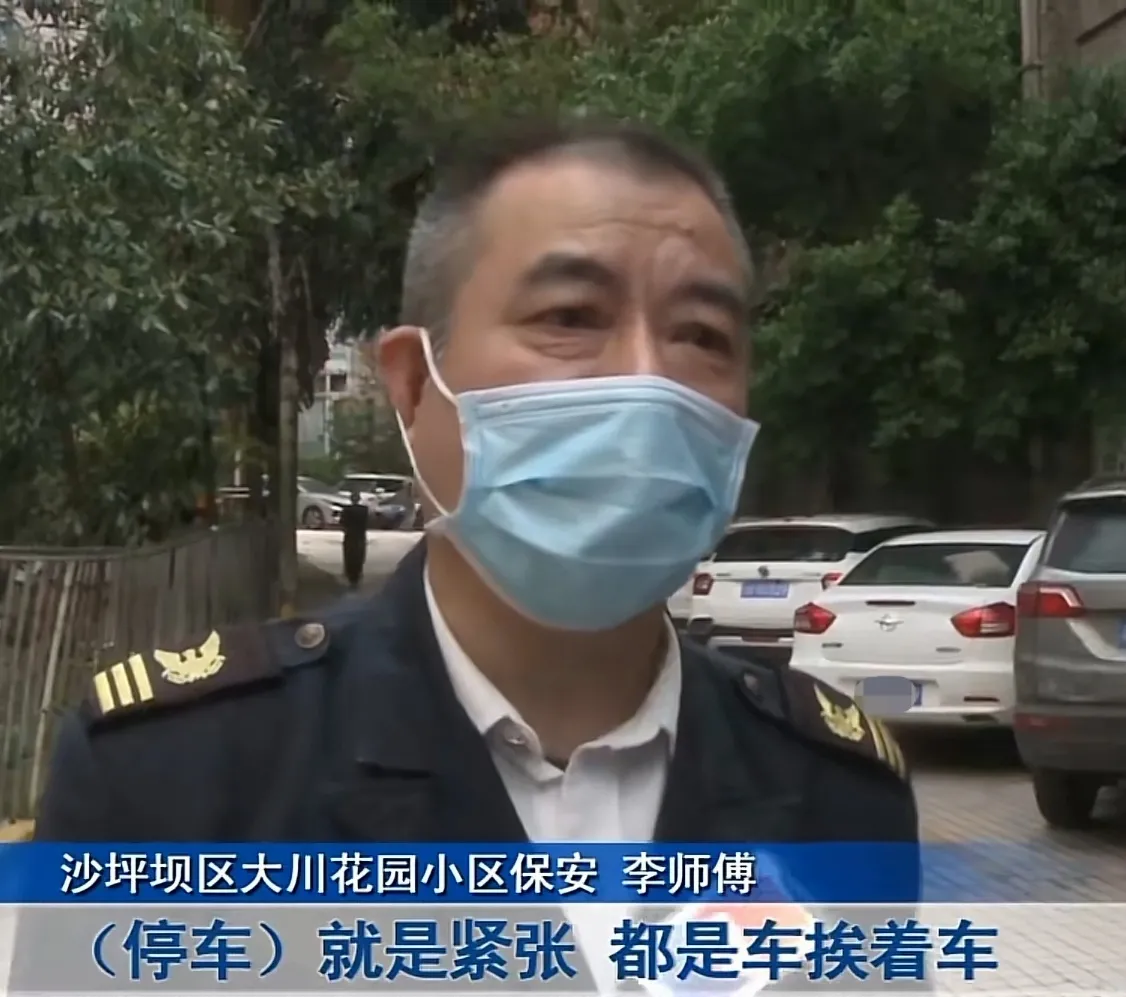 近日重庆,一男子开车外出办事,不料,他打开后备箱,准备拿东西