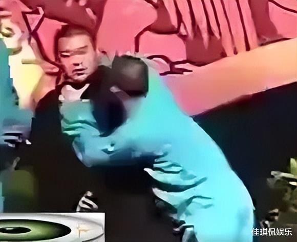 岳云鹏|曹云金上台掐岳云鹏脖子,彻底揭开了两人隐藏11年的恩怨!