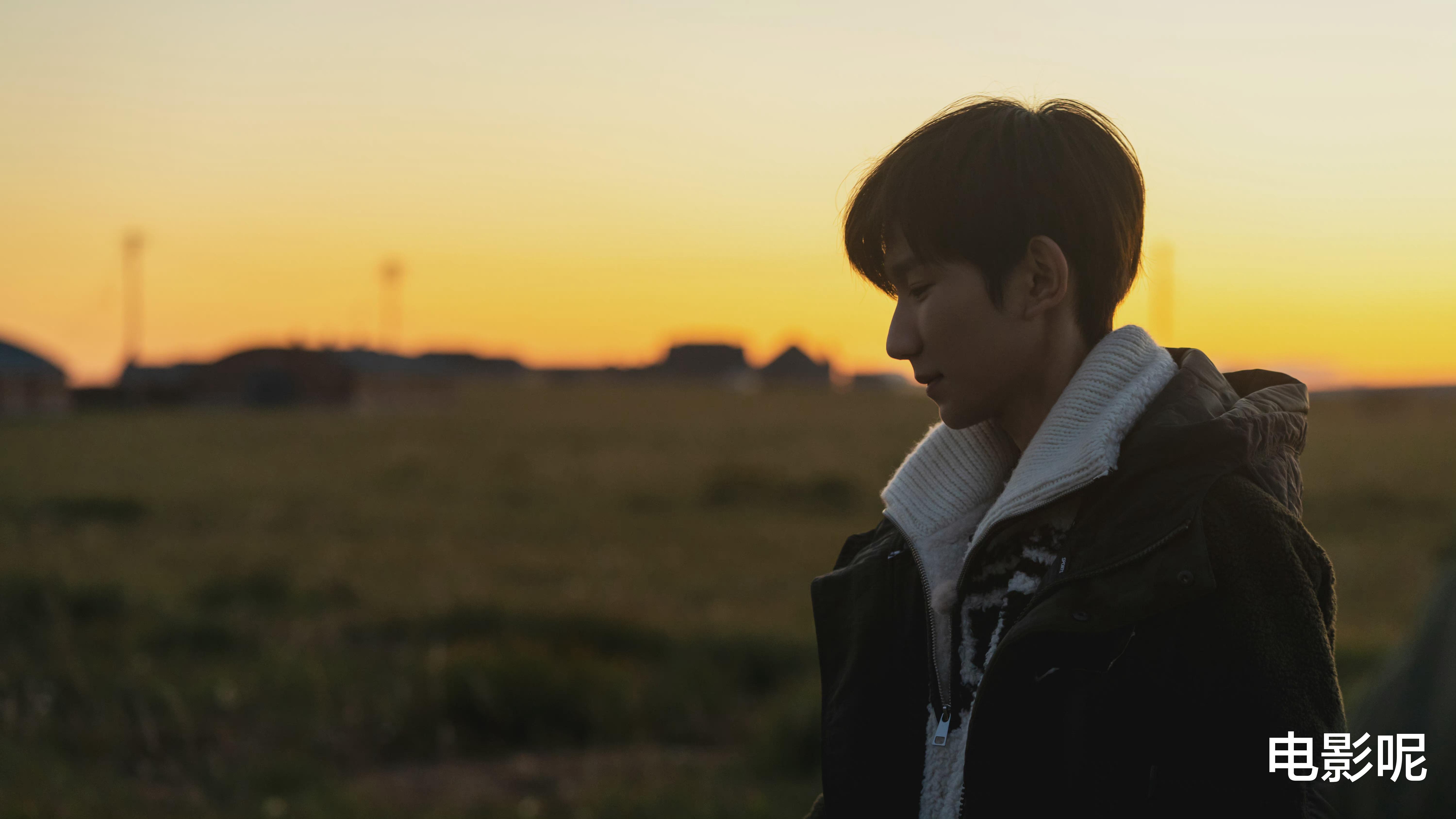 王源|王源素颜为老师录制视频，正能量王源也在逐步成为时代的印记