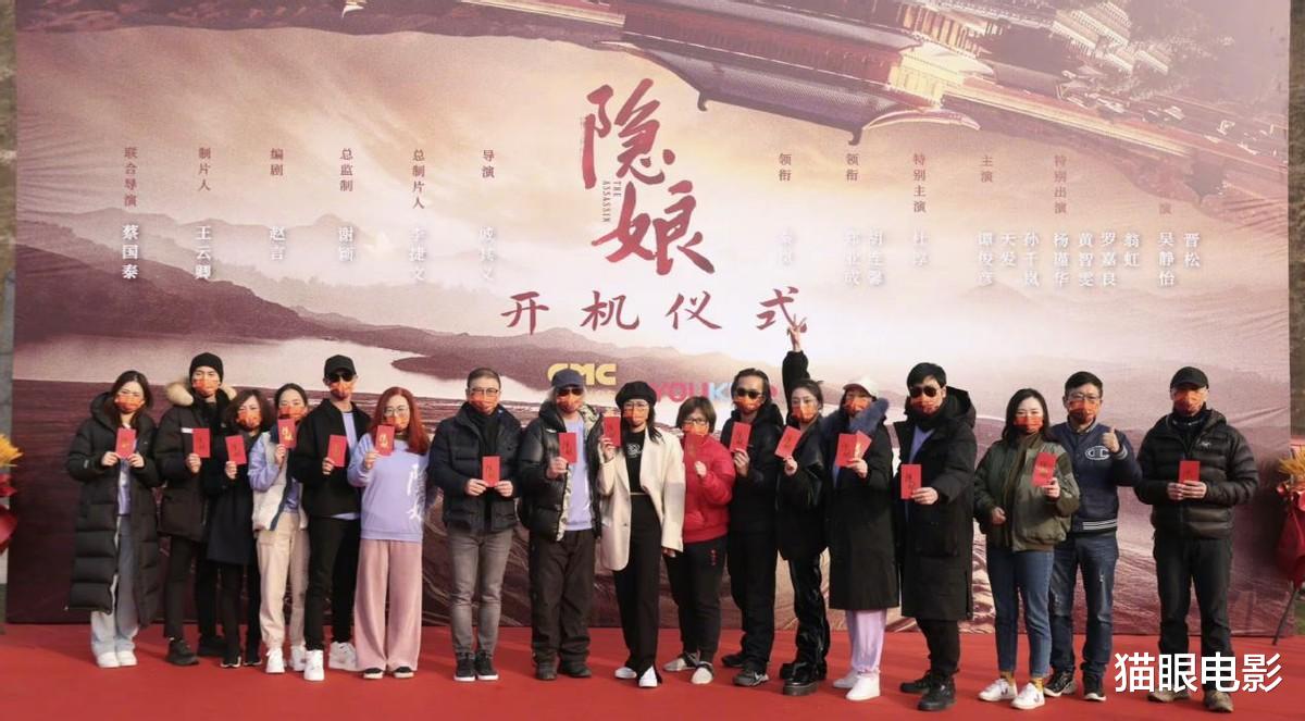 秦岚|42岁秦岚戴贝雷帽年轻10岁，穿外套露腰腹肌抢眼，怪不得能演刺客