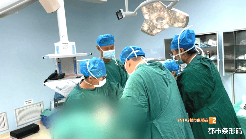 南瓜|太危险!不慎跌落,拖把杆刺入12岁男孩盆腔!医院紧急救治