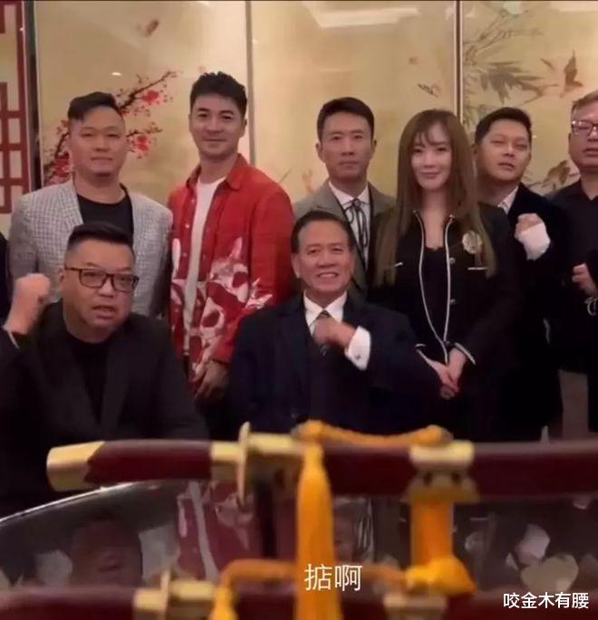 虞书欣|港星万梓良剧组聚餐，穿正装大佬范儿十足，身旁女演员似绯闻女主