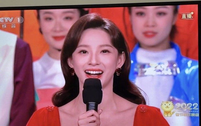 马凡舒|马凡舒首登春晚主持大出风头！穿红裙美貌刷屏，气质出众不输李思思