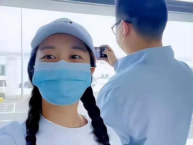 妲己|李圣律师现身直播,直播间亮相状态好,网友猜测是有好事发生