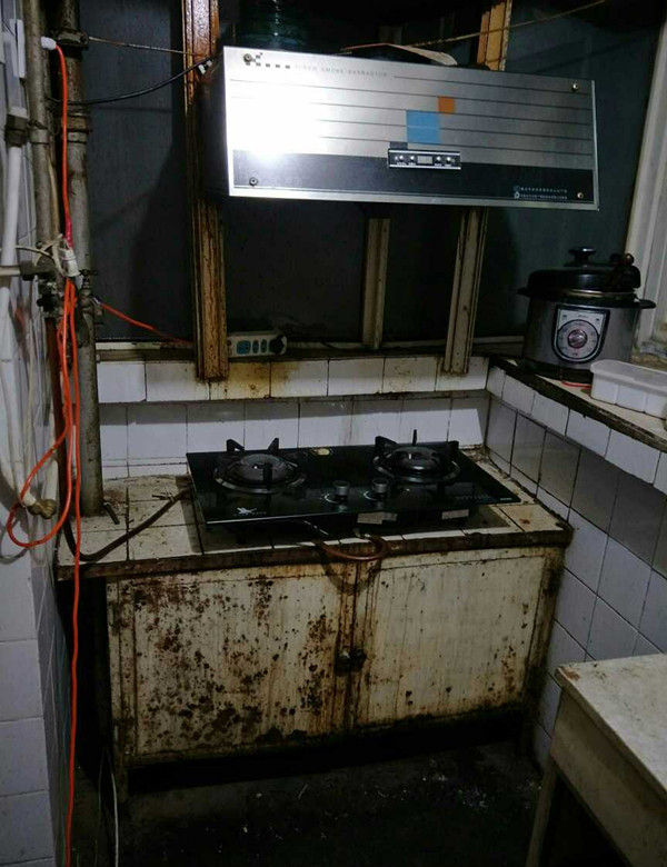 看看老公500块钱租的烂房子,又脏又破,我估计你看了都害怕!