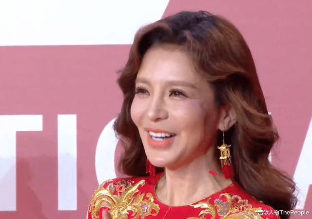 洪欣 又见红毯!袁姗姗现“发光眼屎”,富大龙罕露面,洪欣夫妇秀恩爱