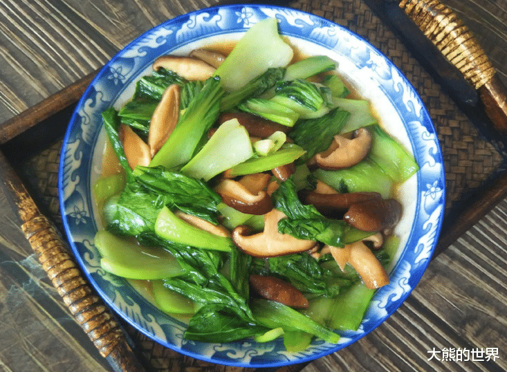 年过50要“养骨”，除了牛奶，常吃这5样，腿脚有劲，精力充沛