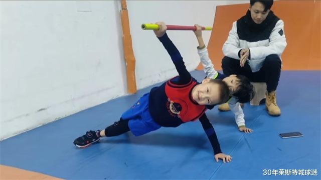 谢杏芳|谢杏芳被催生二胎不回复！把重心放儿子身上，林丹疼老婆洗碗做饭