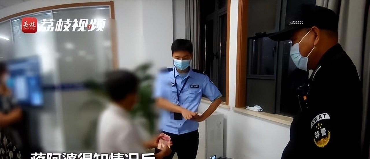 回顾女子将数万元现金当垃圾扔掉,拾荒阿婆笑开颜,结局令人很舒适