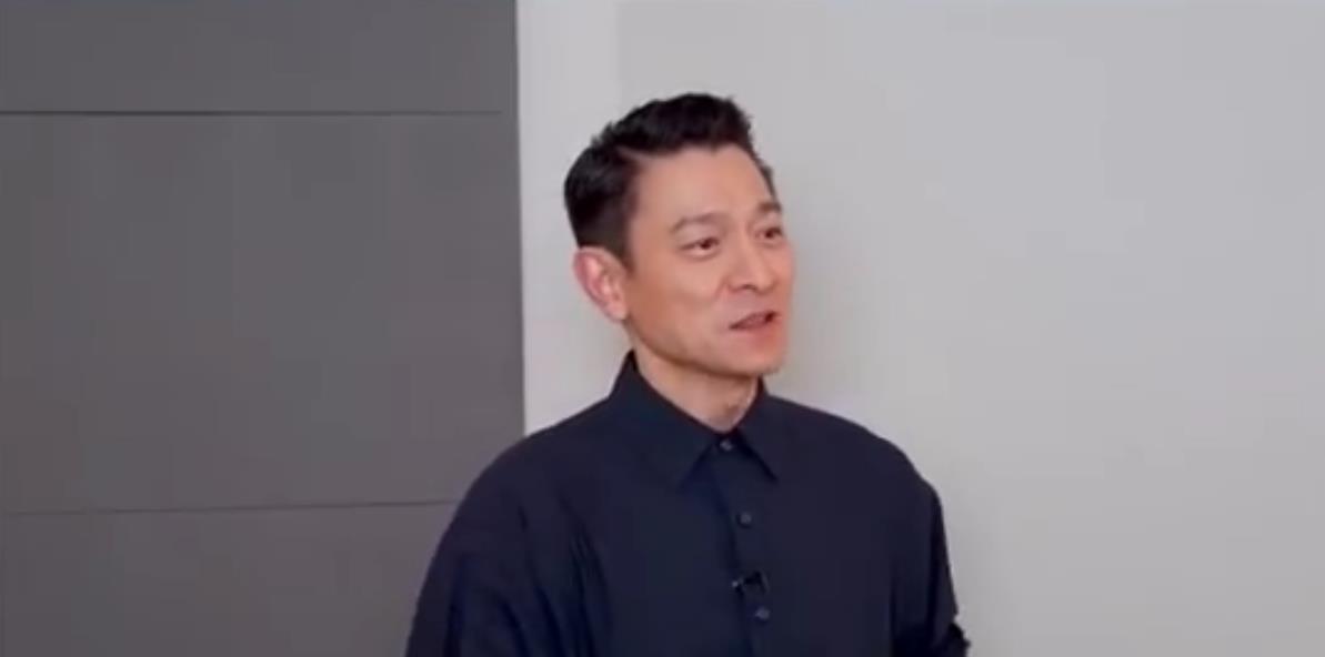 刘德华|61岁刘德华为“孩子”庆生,法令纹深厚,苹果肌突兀被指医美过度