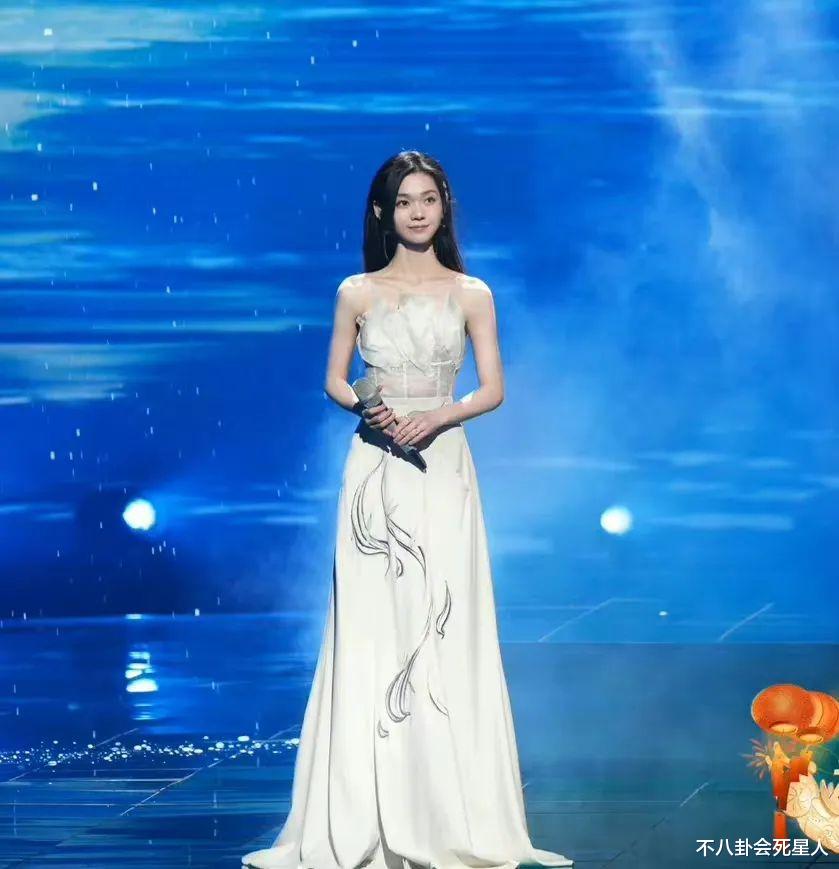 发型 张子枫近照瘦出“排骨胸”,娱乐圈的“纸片人”们,都该醒悟了