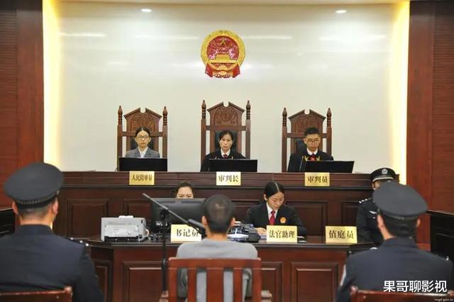 女学生酒醉躺尸路边,惨遭三个男人捡尸,一个动作引发血案