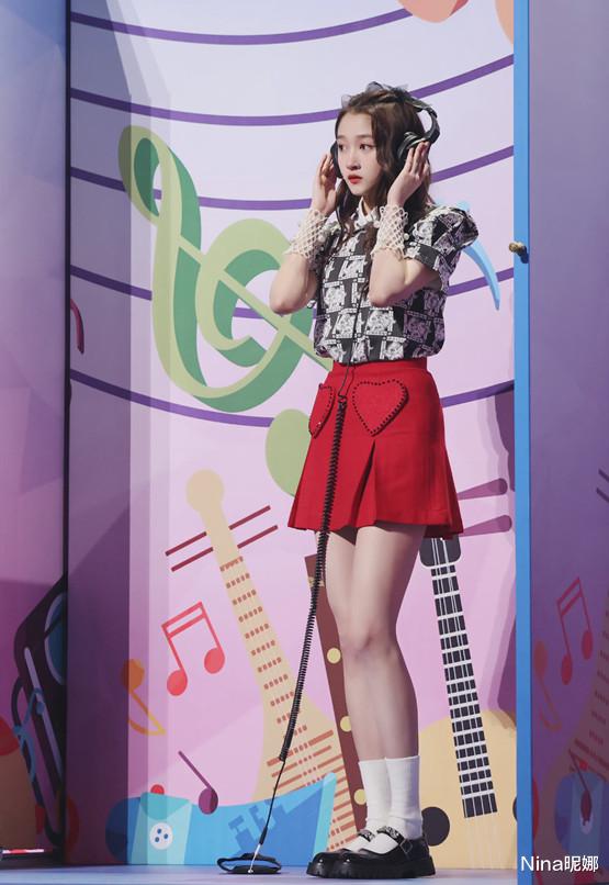 运动 关晓彤好臭美，穿针织开衫戴鸭舌帽跑后台自拍，红唇冷艳妆更养眼
