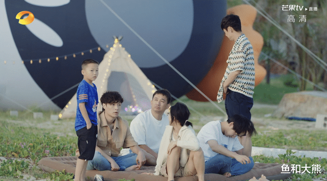 黄磊|5人发文告别《向往6》，黄磊迷茫何炅简洁，观众劝退张艺兴呼声高