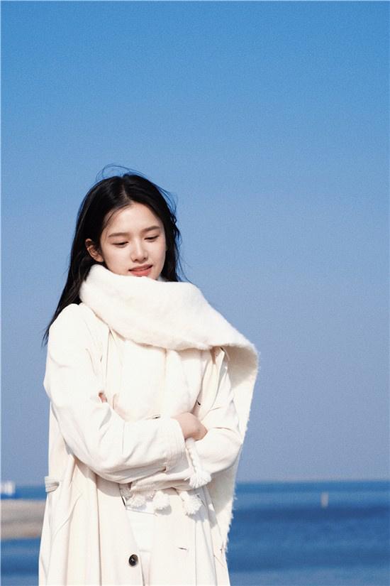 张婧仪|张婧仪海边大片曝光 白色围巾点燃温暖冬日恋歌