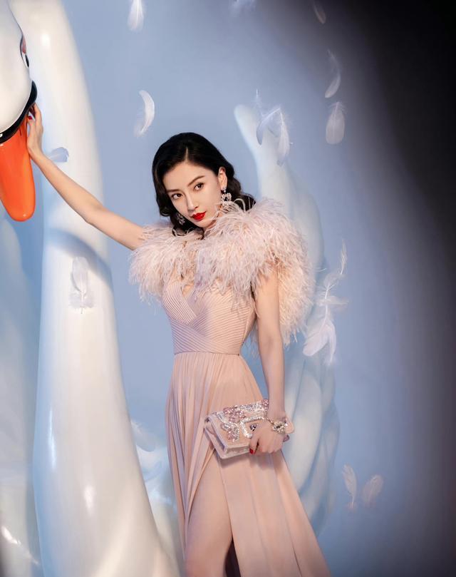 Angelababy Angelababy演绎漫画少女，黑色套装上演冷艳杀，双马尾可爱俏皮