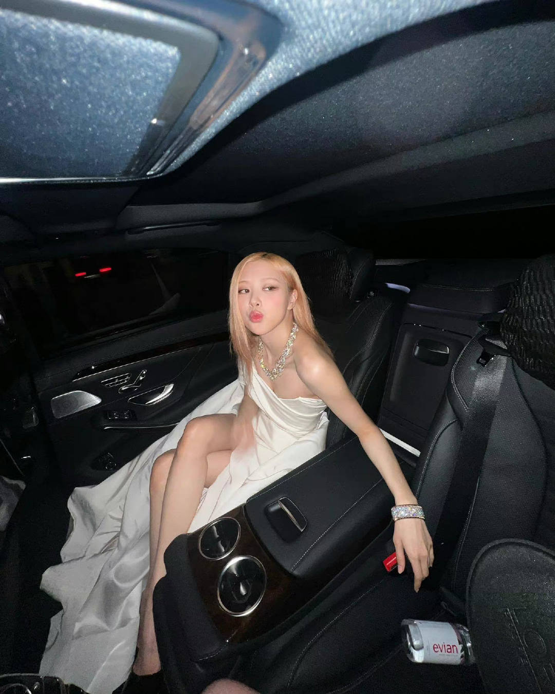 乔欣|朴彩英与三吉彩花同框仪态问题太大,凹直角肩真不如大大方方的