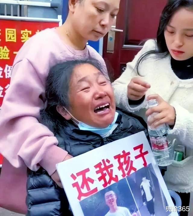 胡鑫宇失踪事件后续,众家长齐聚校门口讨说法,媒体人为学校洗白