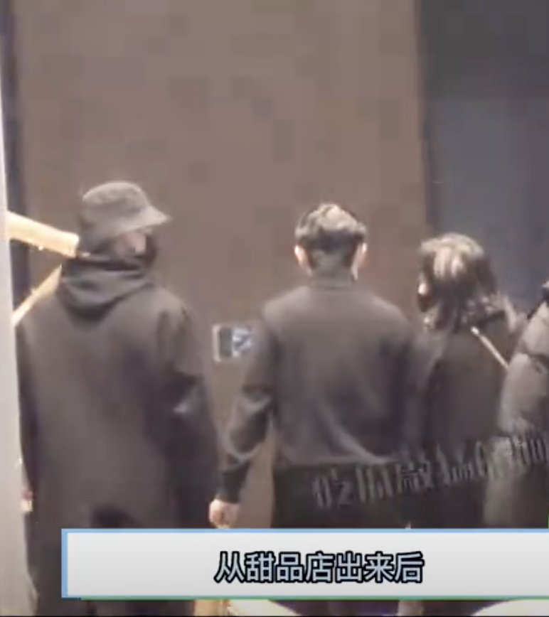 陈飞宇|陈飞宇和哥哥陪妈妈陈红逛街,搂着妈妈好孝顺,哥哥帅气稳重