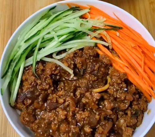 陈萌|陈萌的婚后表现很好，亲自下厨为丈夫做酱肉面、炸油糕，太香了！